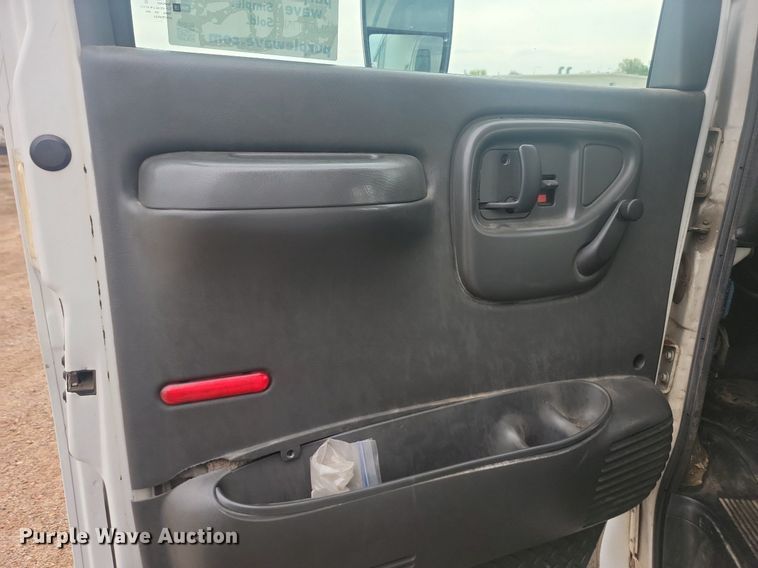 image for item DQ7516 2008 Chevrolet C5500  shuttle bus