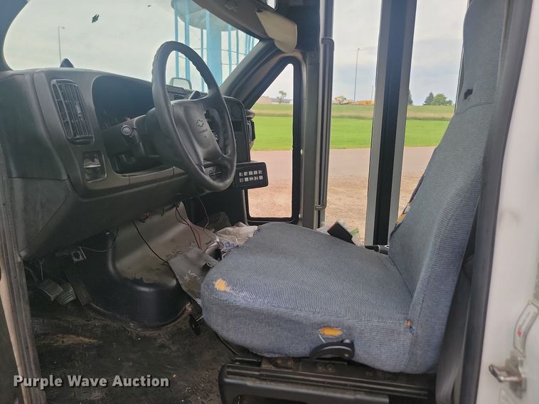 image for item DQ7516 2008 Chevrolet C5500  shuttle bus