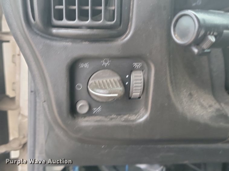 image for item DQ7516 2008 Chevrolet C5500  shuttle bus