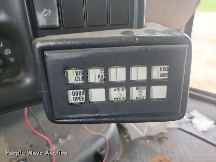 image for item DQ7516 2008 Chevrolet C5500  shuttle bus