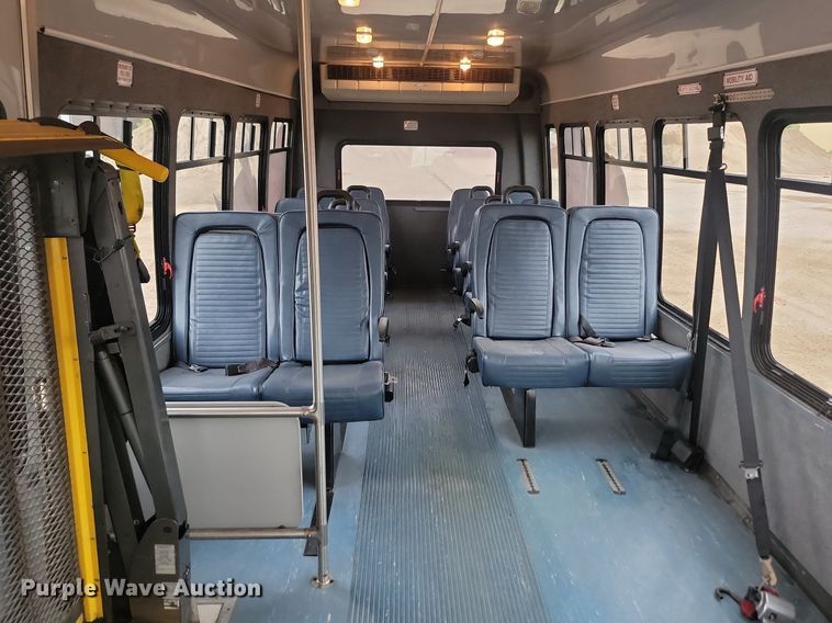 image for item DQ7516 2008 Chevrolet C5500  shuttle bus