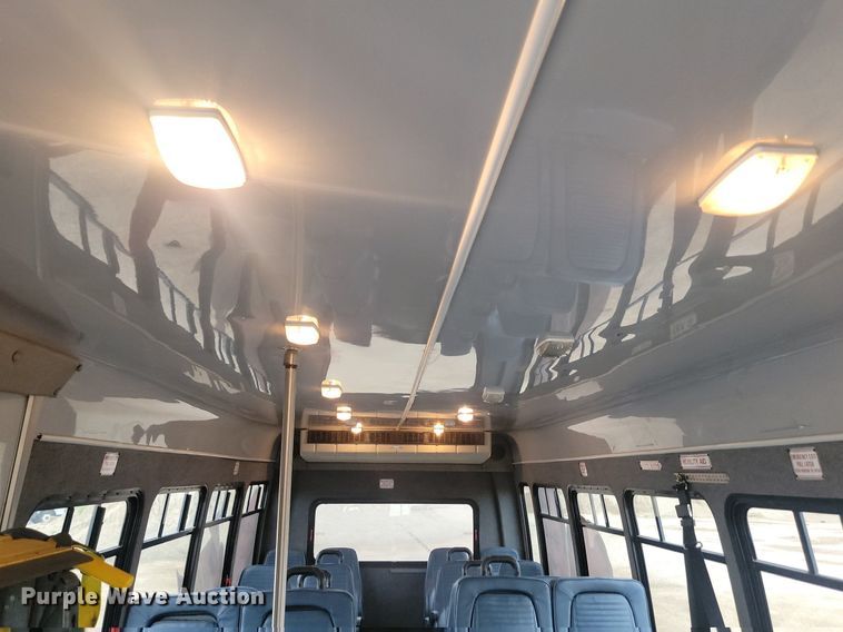 image for item DQ7516 2008 Chevrolet C5500  shuttle bus