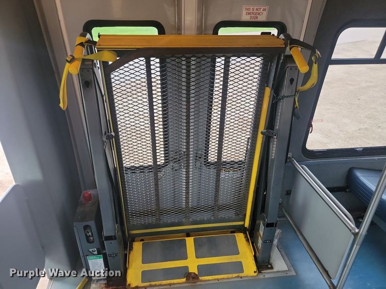 image for item DQ7516 2008 Chevrolet C5500  shuttle bus