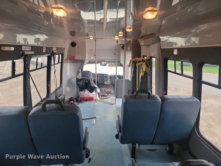 image for item DQ7516 2008 Chevrolet C5500  shuttle bus