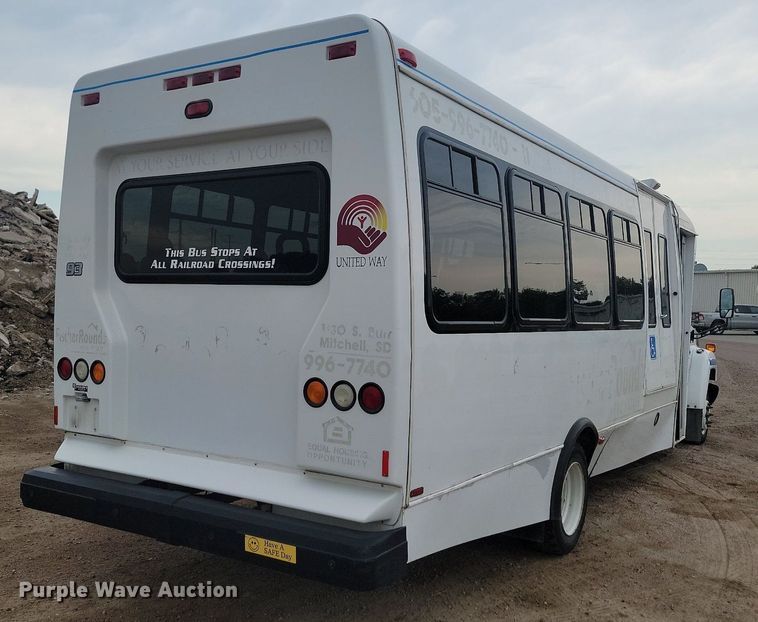 image for item DQ7517 2008 Chevrolet C5500  shuttle bus