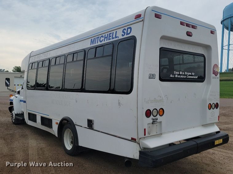 image for item DQ7517 2008 Chevrolet C5500  shuttle bus