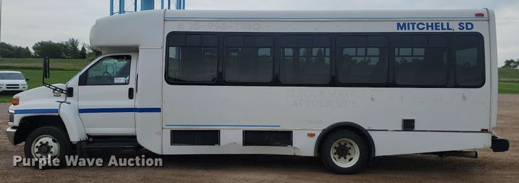 image for item DQ7517 2008 Chevrolet C5500  shuttle bus