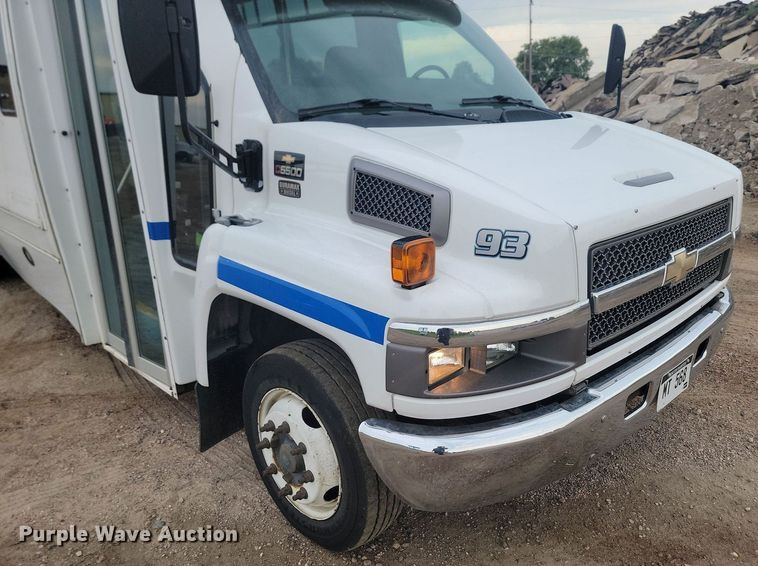 image for item DQ7517 2008 Chevrolet C5500  shuttle bus