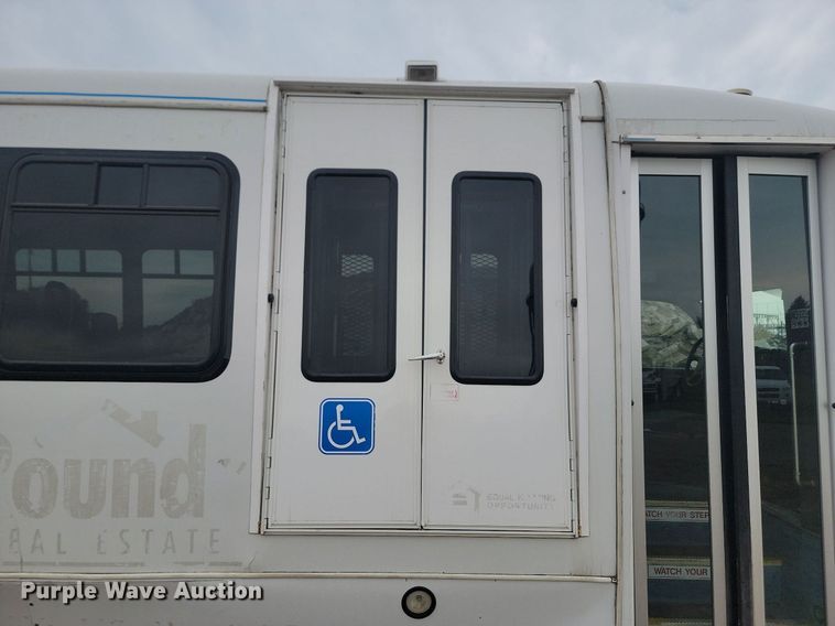 image for item DQ7517 2008 Chevrolet C5500  shuttle bus