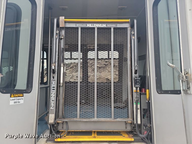 image for item DQ7517 2008 Chevrolet C5500  shuttle bus