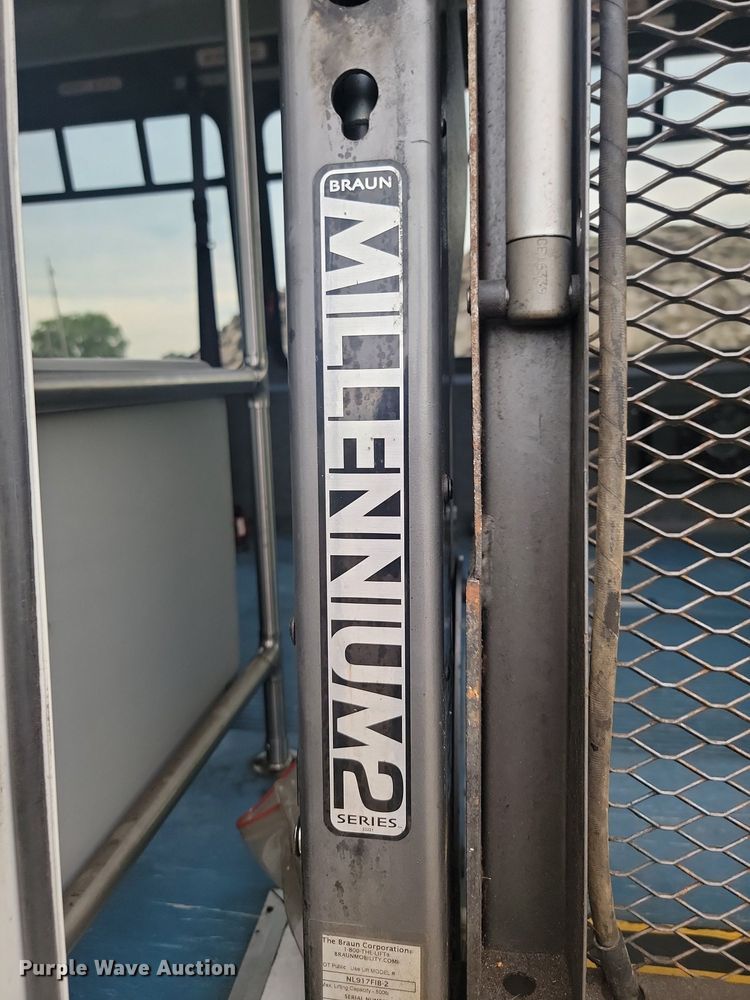 image for item DQ7517 2008 Chevrolet C5500  shuttle bus