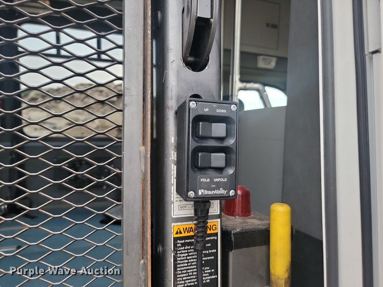 image for item DQ7517 2008 Chevrolet C5500  shuttle bus