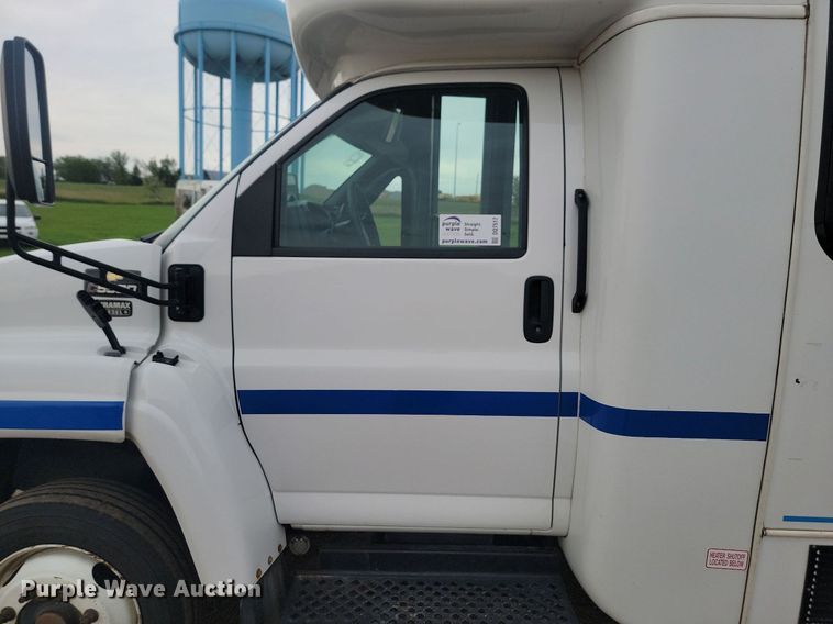 image for item DQ7517 2008 Chevrolet C5500  shuttle bus