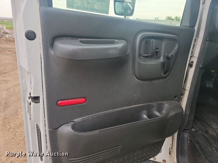 image for item DQ7517 2008 Chevrolet C5500  shuttle bus