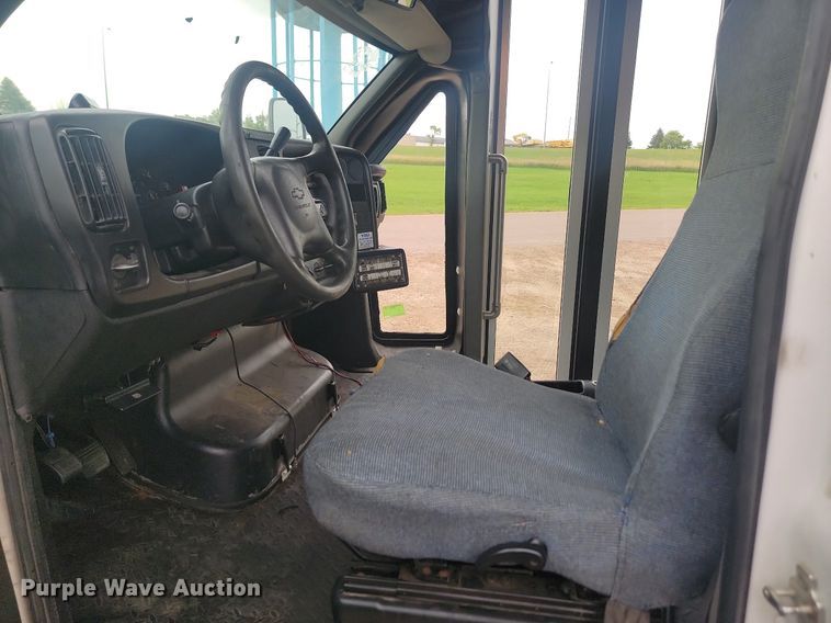 image for item DQ7517 2008 Chevrolet C5500  shuttle bus