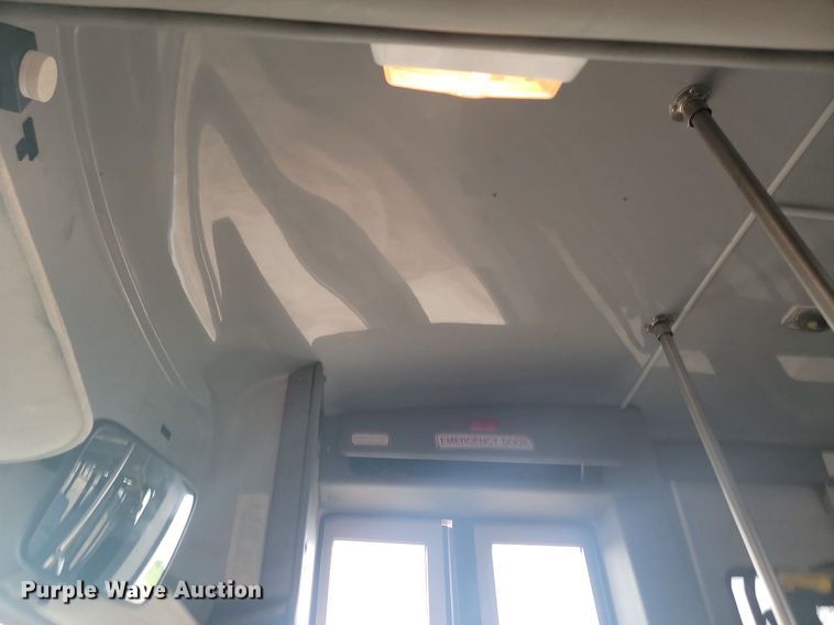 image for item DQ7517 2008 Chevrolet C5500  shuttle bus