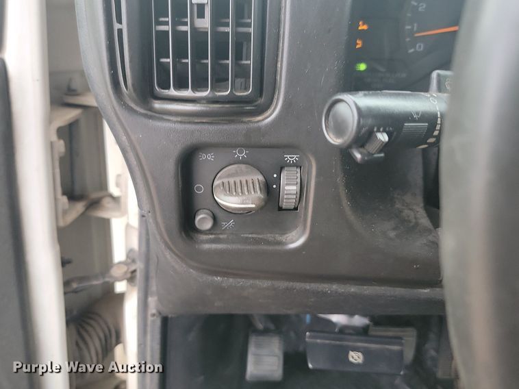 image for item DQ7517 2008 Chevrolet C5500  shuttle bus