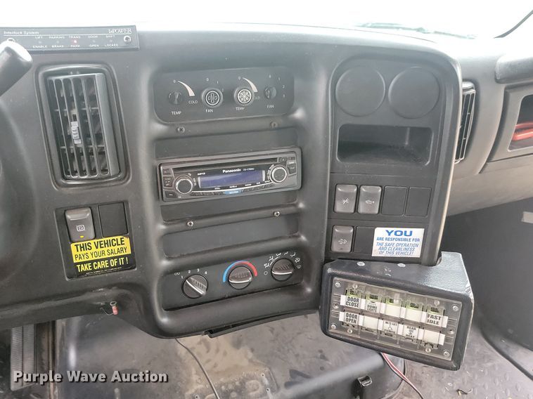 image for item DQ7517 2008 Chevrolet C5500  shuttle bus