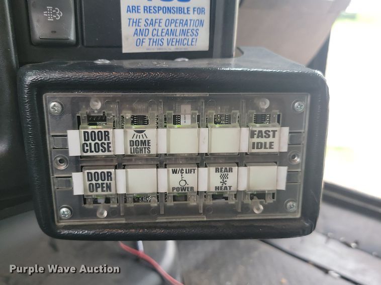 image for item DQ7517 2008 Chevrolet C5500  shuttle bus