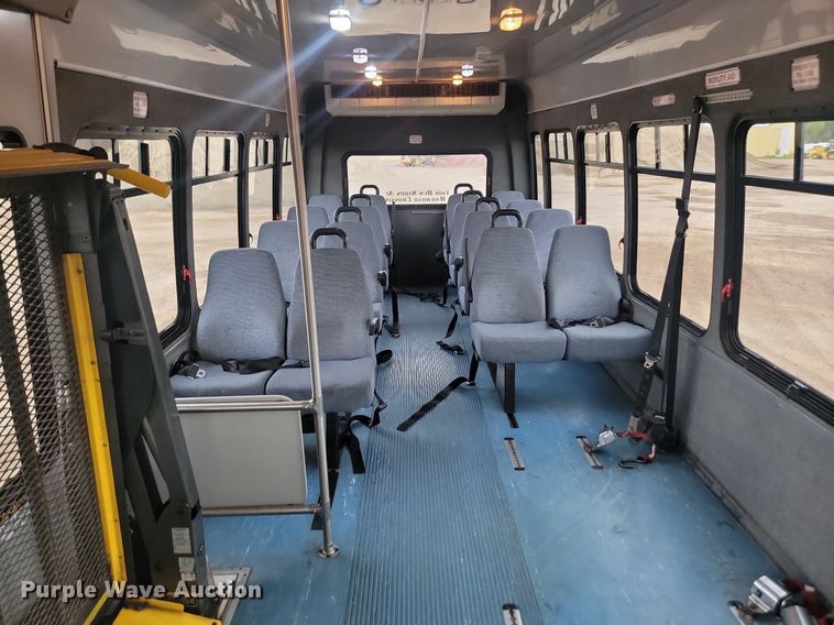 image for item DQ7517 2008 Chevrolet C5500  shuttle bus