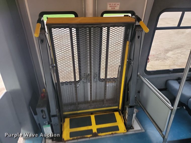 image for item DQ7517 2008 Chevrolet C5500  shuttle bus