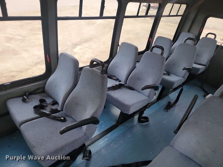 image for item DQ7517 2008 Chevrolet C5500  shuttle bus