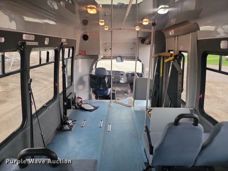 image for item DQ7517 2008 Chevrolet C5500  shuttle bus