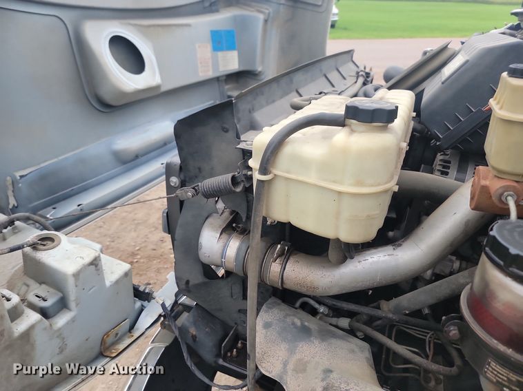 image for item DQ7517 2008 Chevrolet C5500  shuttle bus