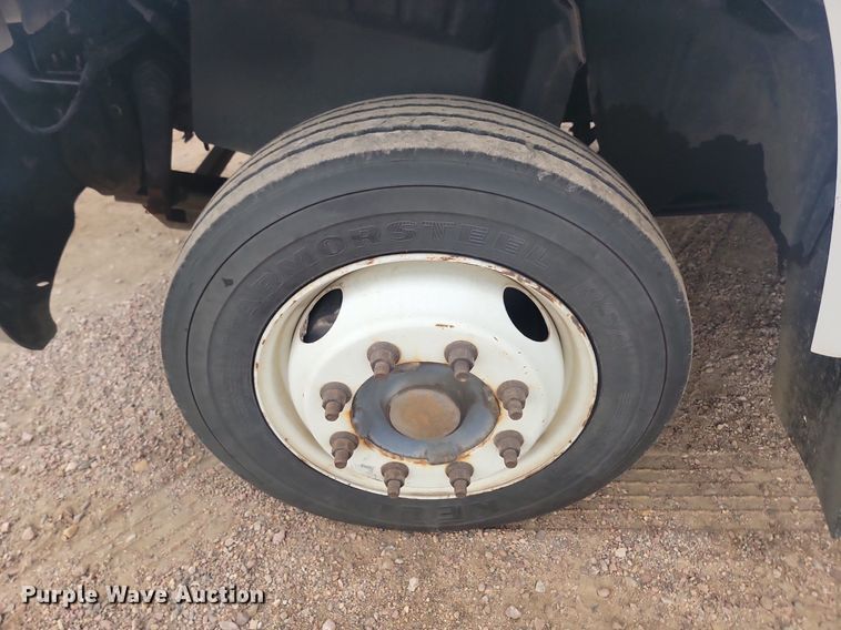 image for item DQ7517 2008 Chevrolet C5500  shuttle bus