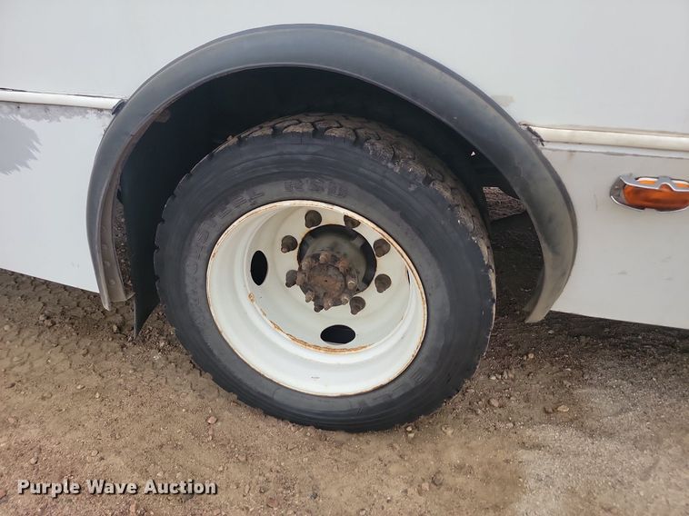 image for item DQ7517 2008 Chevrolet C5500  shuttle bus