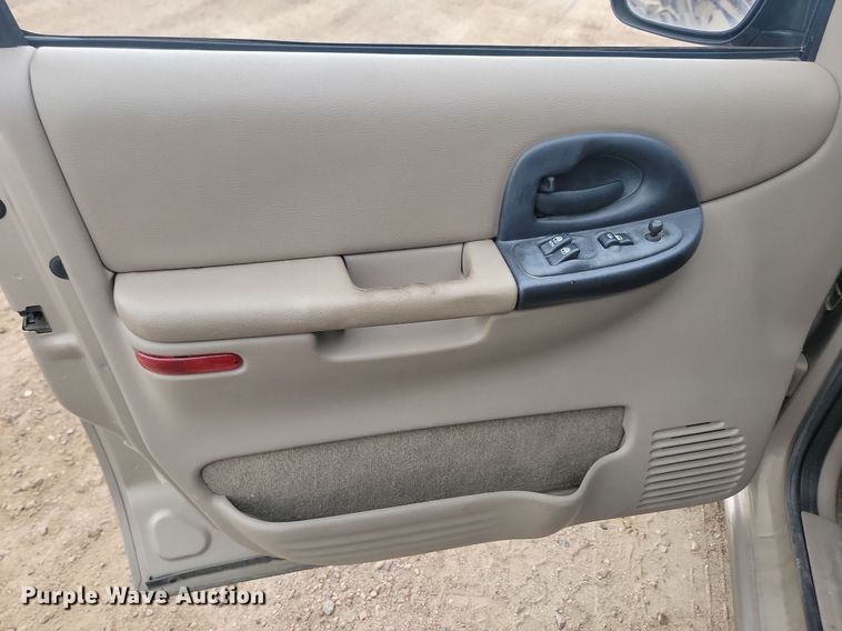 image for item DQ7519 2003 Chevrolet Venture  van