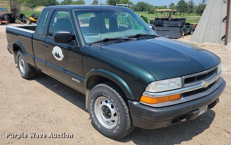image for item DQ7523 2002 Chevrolet S10  Ext. Cab pickup truck