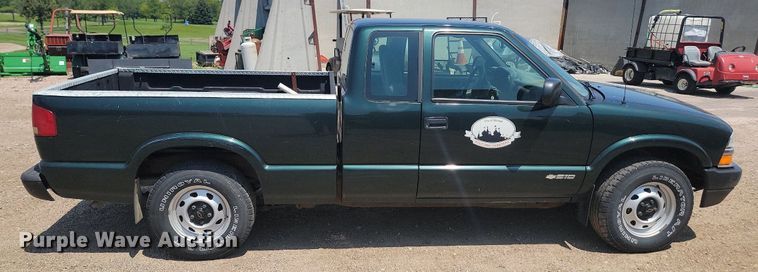 image for item DQ7523 2002 Chevrolet S10  Ext. Cab pickup truck