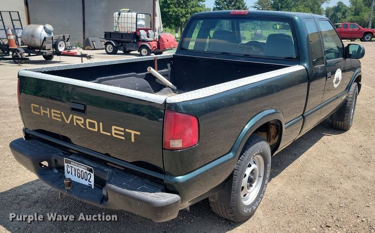 image for item DQ7523 2002 Chevrolet S10  Ext. Cab pickup truck