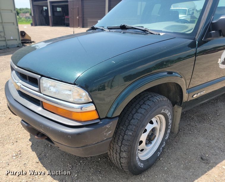 image for item DQ7523 2002 Chevrolet S10  Ext. Cab pickup truck