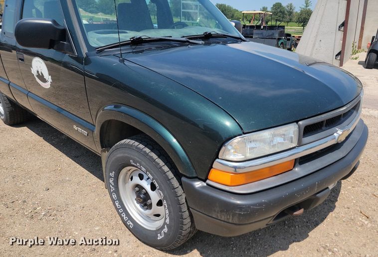 image for item DQ7523 2002 Chevrolet S10  Ext. Cab pickup truck