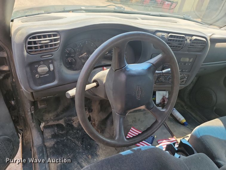 image for item DQ7523 2002 Chevrolet S10  Ext. Cab pickup truck