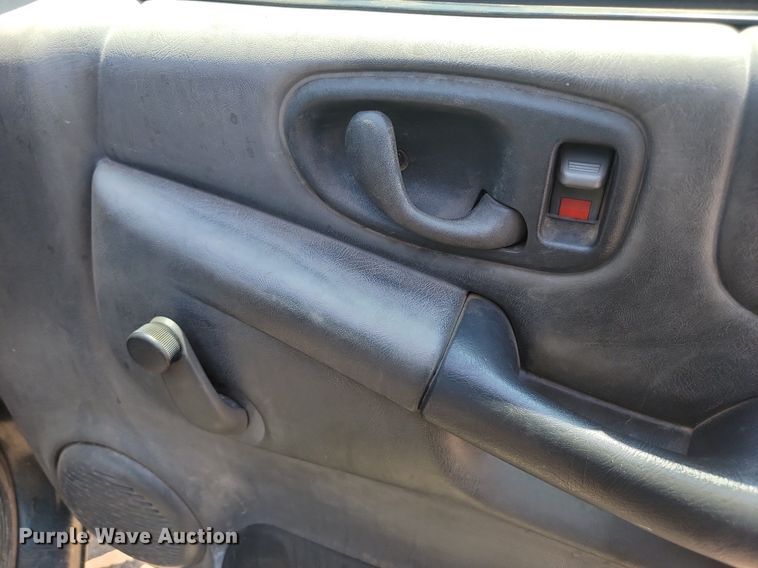 image for item DQ7523 2002 Chevrolet S10  Ext. Cab pickup truck