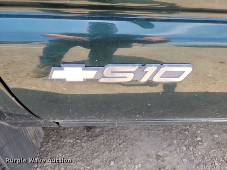 image for item DQ7523 2002 Chevrolet S10  Ext. Cab pickup truck