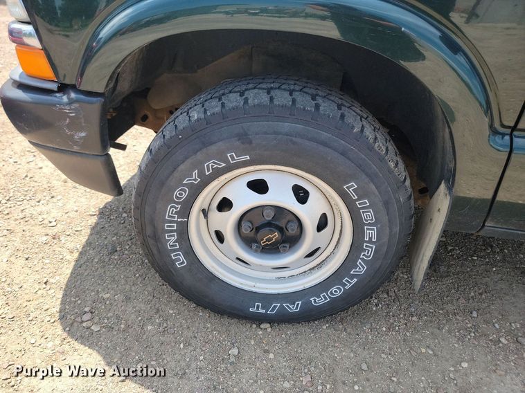 image for item DQ7523 2002 Chevrolet S10  Ext. Cab pickup truck