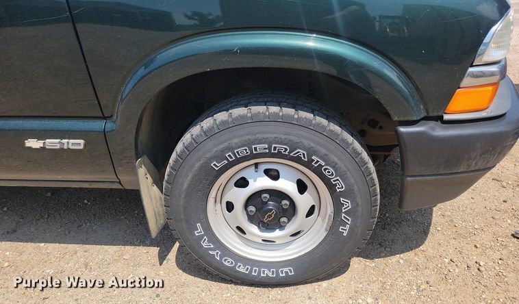 image for item DQ7523 2002 Chevrolet S10  Ext. Cab pickup truck