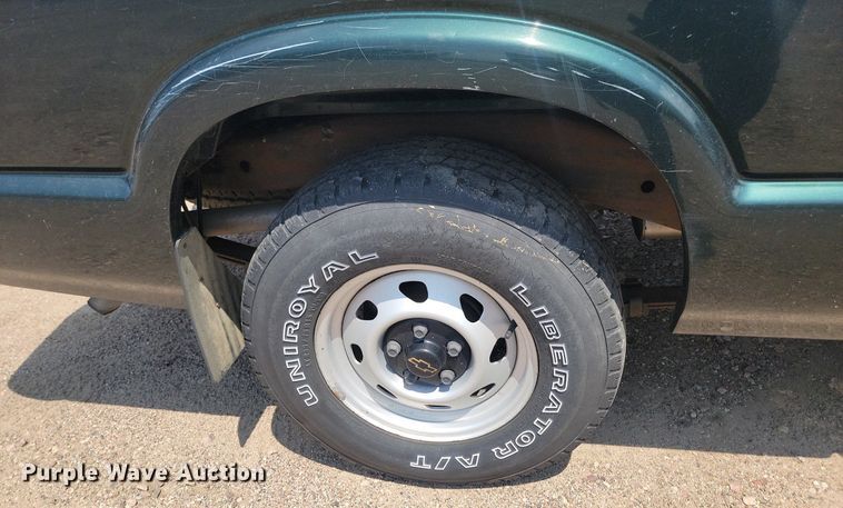 image for item DQ7523 2002 Chevrolet S10  Ext. Cab pickup truck