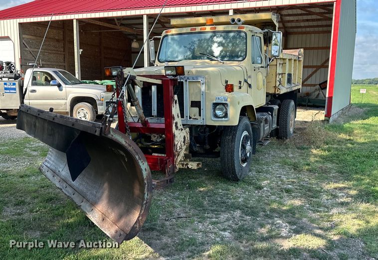 image for item DS2104 1984 International S2554  dump truck