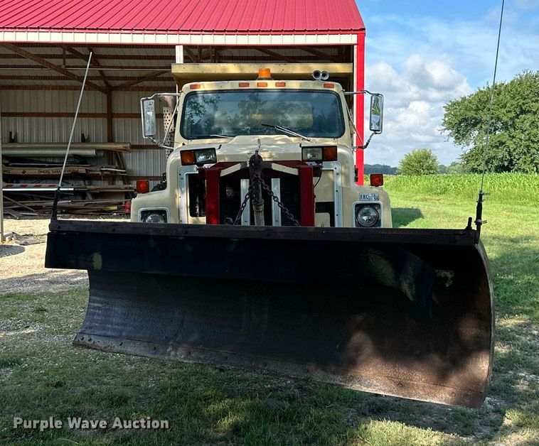 image for item DS2104 1984 International S2554  dump truck