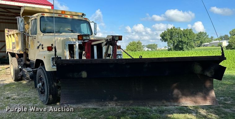 image for item DS2104 1984 International S2554  dump truck