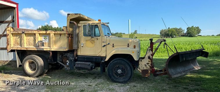 image for item DS2104 1984 International S2554  dump truck
