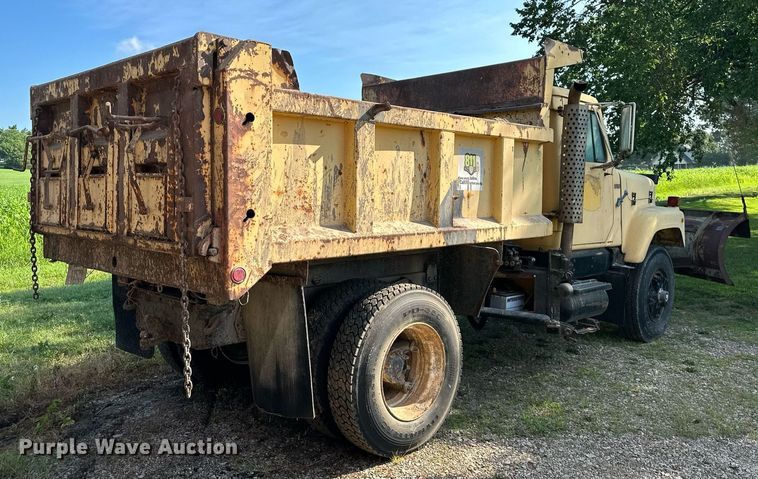 image for item DS2104 1984 International S2554  dump truck