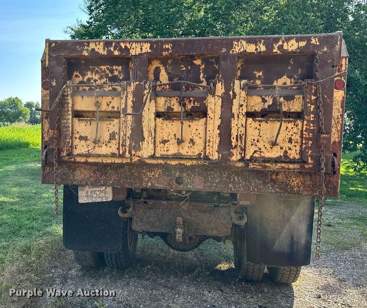 image for item DS2104 1984 International S2554  dump truck