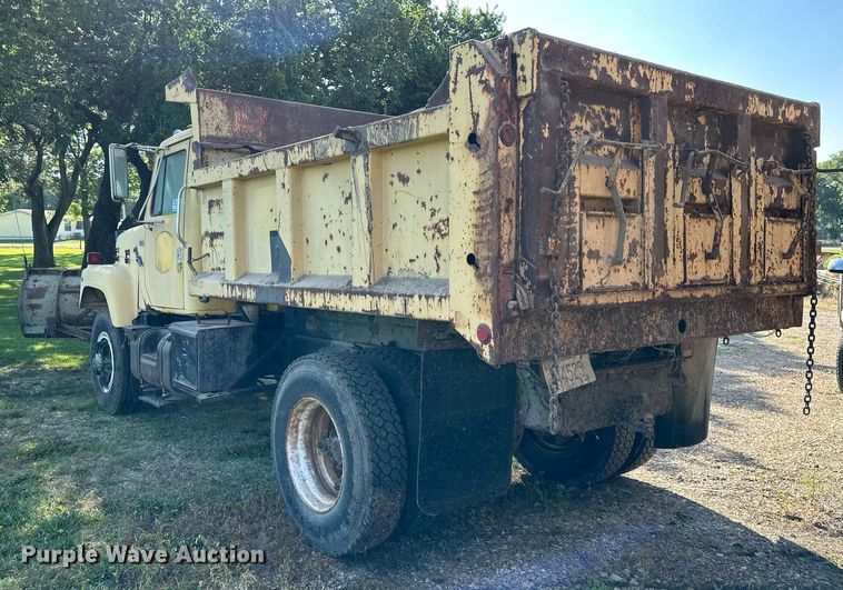 image for item DS2104 1984 International S2554  dump truck