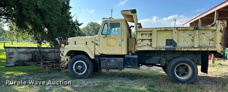 image for item DS2104 1984 International S2554  dump truck